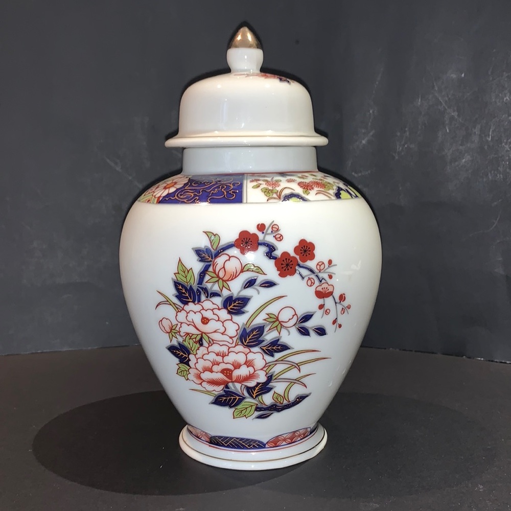 Vtg Imari Ware Ginger Jar, Made in Japan with Beautiful Oriental Peony Design.